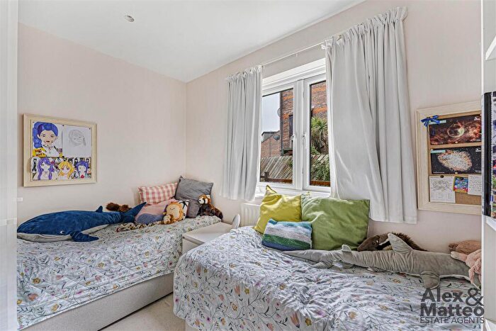 2 Bedroom Flat For Sale In Somerford Way, Canada Water, SE16