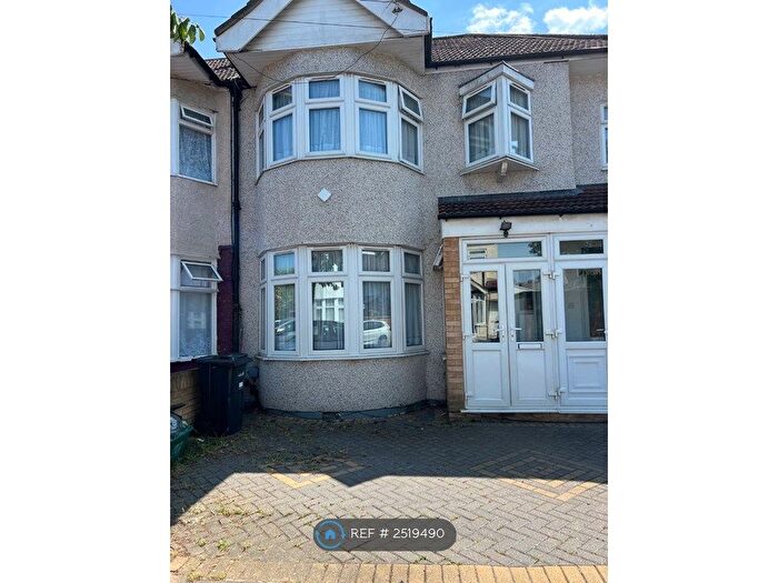 4 Bedroom Terraced House To Rent In Cotswold Gardens, Ilford, IG2