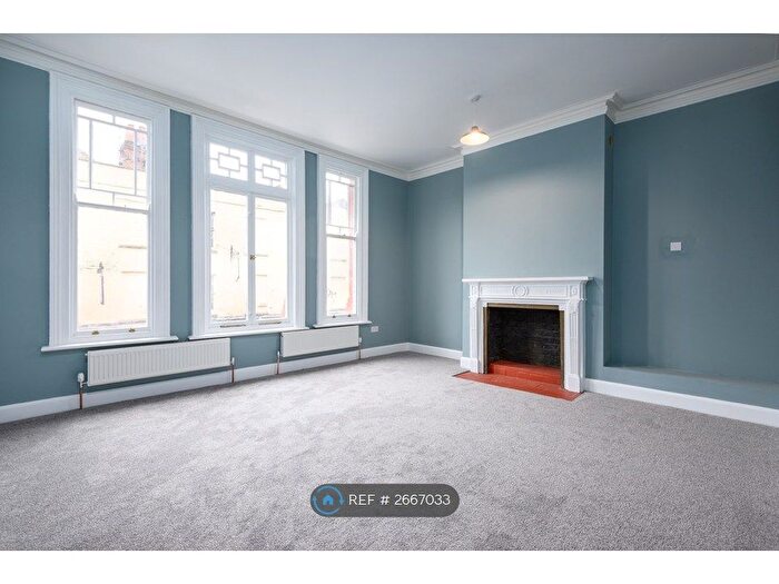 3 Bedroom Maisonette To Rent In High Street, Rochester, ME1