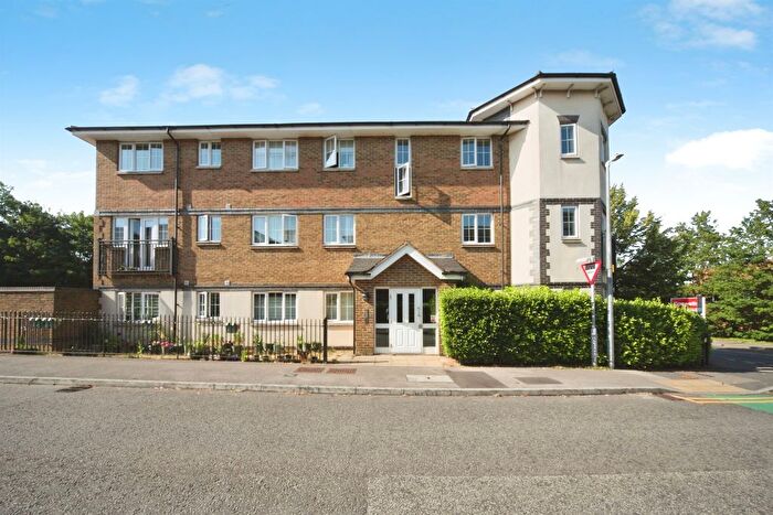 2 Bedroom Flat For Sale In Kiln Way, Dunstable, LU5