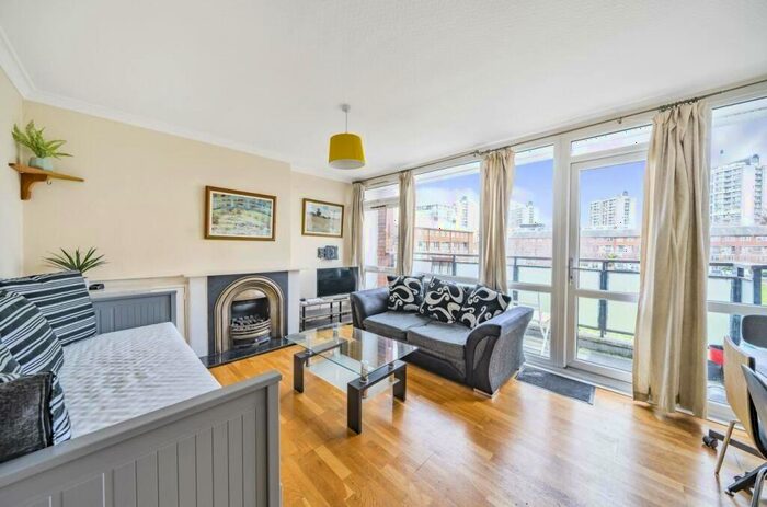 3 Bedroom Flat To Rent In Forsyth Gardens, SE17