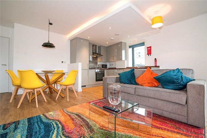 1 Bedroom Flat To Rent In Q House, Kew Bridge Road, TW8