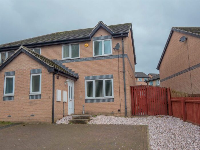 3 Bedroom Semi-Detached House To Rent In Billing View, Bradford BD10