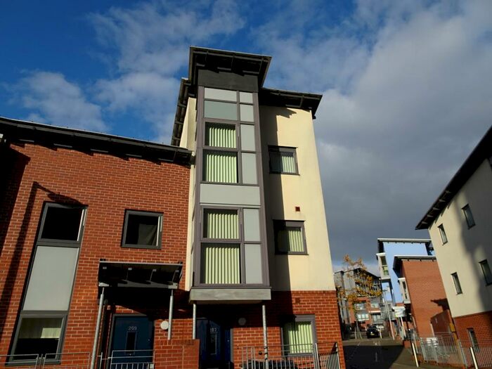 4 Bedroom Town House To Rent In Bell Barn Road, Birmingham, B15