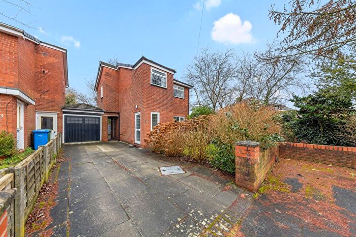 3 Bedroom Link Detached House For Sale In Appletree Grove, Fearnhead, WA2