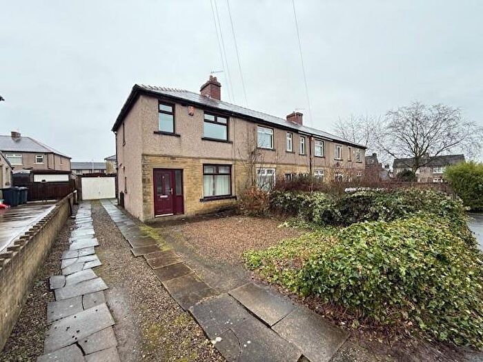 3 Bedroom Town House To Rent In Beacon Grove, Bradford, BD6