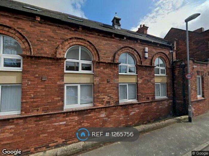 3 Bedroom Flat To Rent In Hopewell View, Leeds LS10