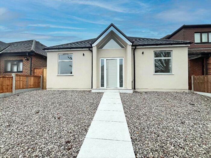 4 Bedroom Bungalow For Sale In Homeway, Romford, RM3