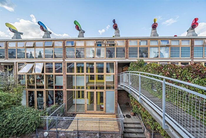 3 Bedroom Maisonette For Sale In Dunster Way, Wallington, SM6