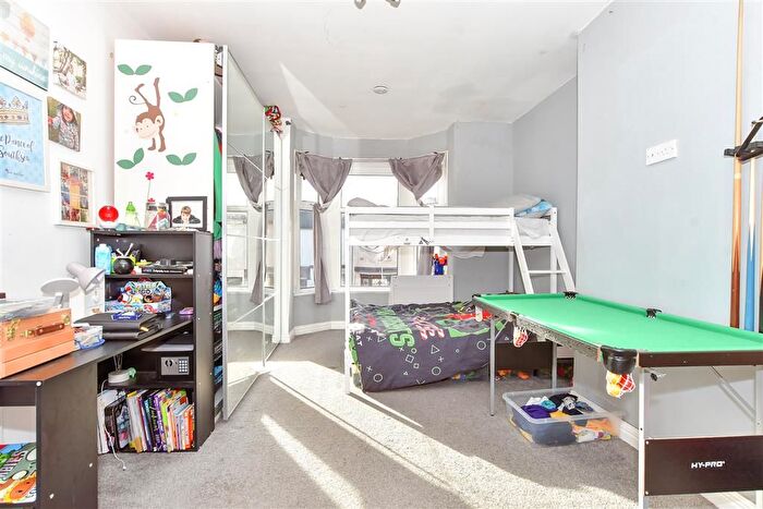 3 Bedroom End Of Terrace House For Sale In Penhale Road, Portsmouth, Hampshire, PO1
