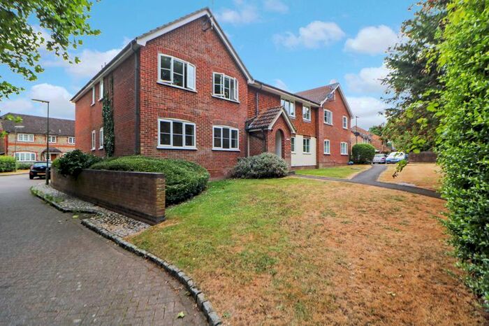 1 Bedroom Flat To Rent In Laird Court, Bagshot, GU19