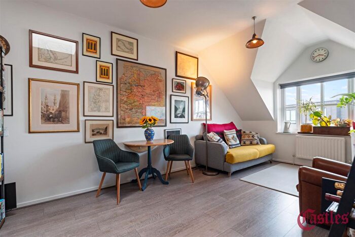 2 Bedroom Flat For Sale In Coulsden Court, Park Road, N8