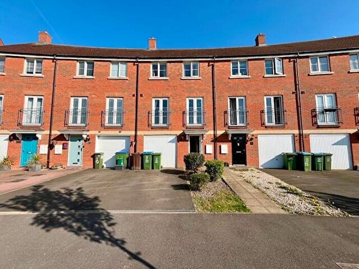 4 Bedroom Town House To Rent In Noble Crescent, Aylesbury, HP18