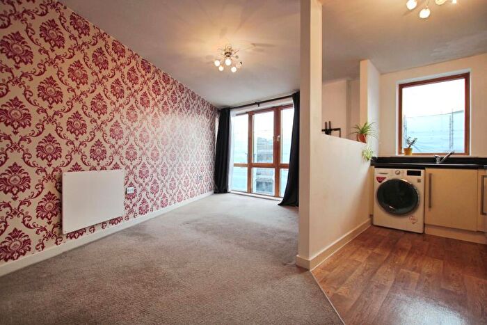 1 Bedroom Flat To Rent In Ratcliffe Court - City Centre, BS2