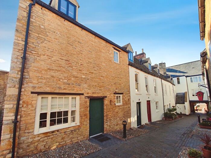 3 Bedroom Terraced House To Rent In High Street, Chipping Norton, Oxfordshire, OX7
