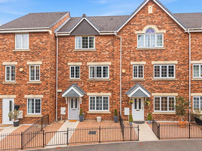 4 Bedroom Town House For Sale In Chestnut Lane, Leeds, LS14