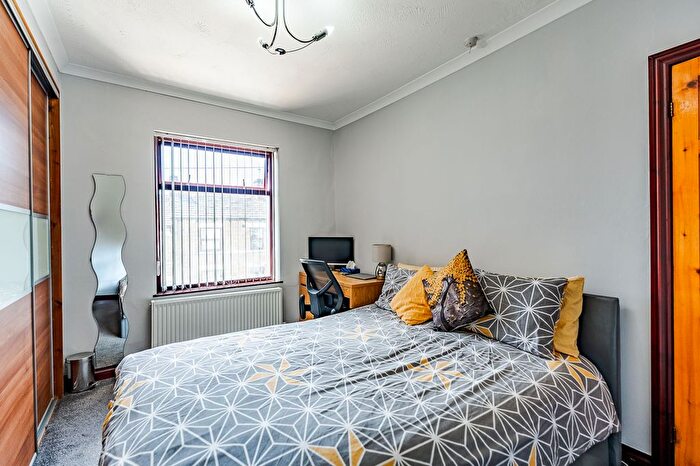 3 Bedroom Terraced House For Sale In Ravens Croft, Dewsbury, WF13