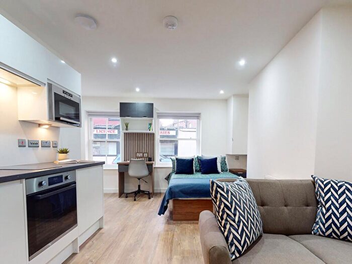 Apartment To Rent In Apt, Clarendon Road #, LS2