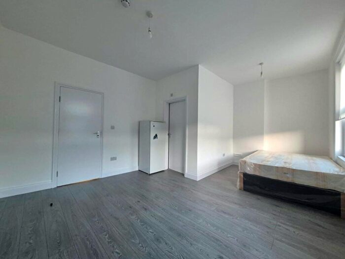 Studio To Rent In Myddleton Road, N22