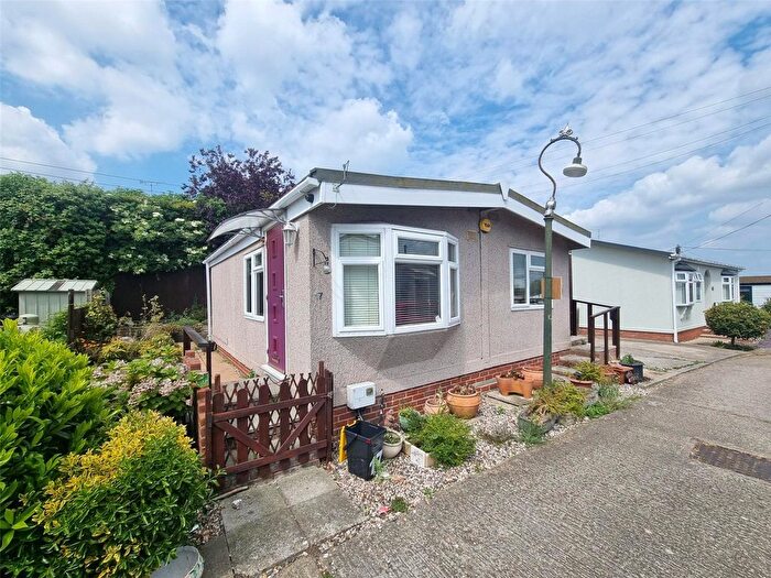 2 Bedroom Mobile/park Home For Sale In Crouch Park, Pooles Lane, Hullbridge, Hockley, SS5