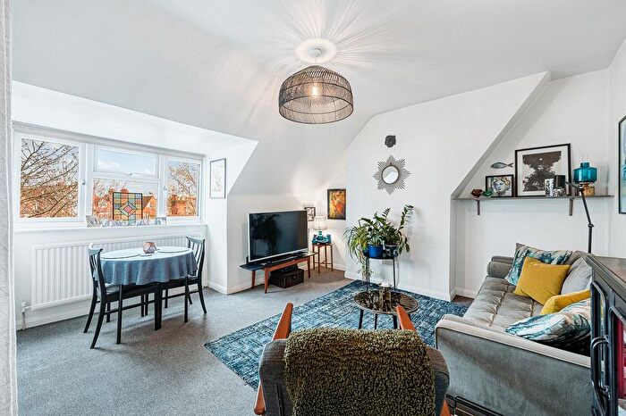 2 Bedroom Flat To Rent In Fairlawn Avenue, London, W4