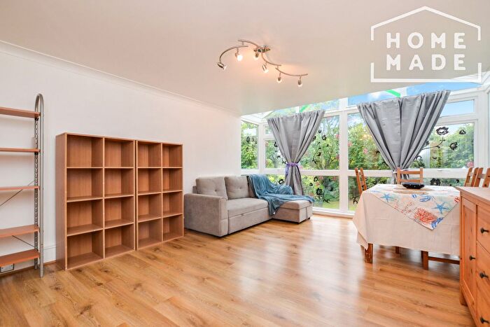 3 Bedroom Flat To Rent In Pendlebury House, SE18