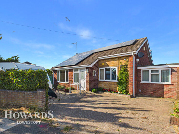 3 Bedroom Detached Bungalow For Sale In Clover Way, Lowestoft, NR32