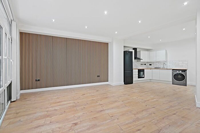 1 Bedroom Flat To Rent In High Street, Staines-Upon-Thames, TW18