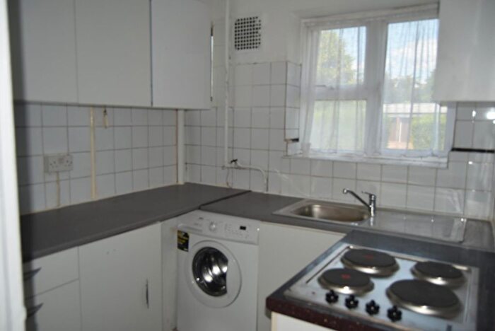 2 Bedroom Flat To Rent In Great West Road, Hounslow, TW5