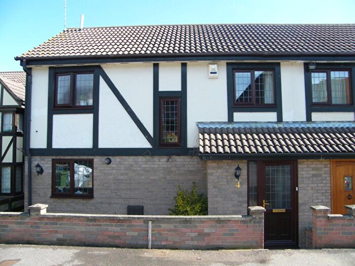 3 Bedroom Semi-Detached House To Rent In Ennismore Green, Luton, LU2