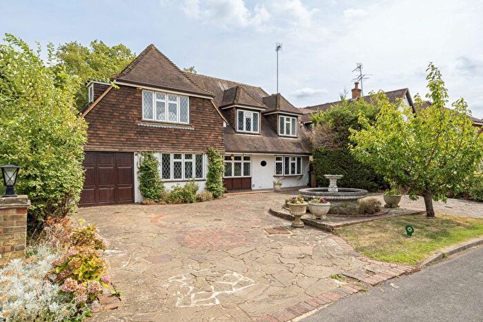 4 Bedroom Detached House For Sale In Woodlands Drive, Sunbury-On-Thames, TW16