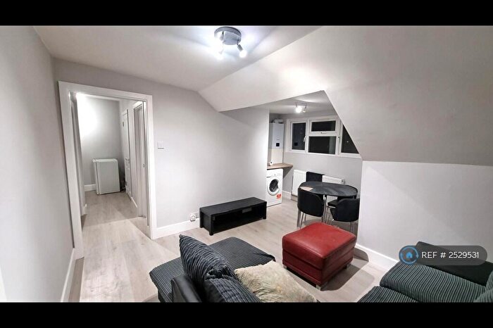 2 Bedroom Flat To Rent In Station Road, London, SE25