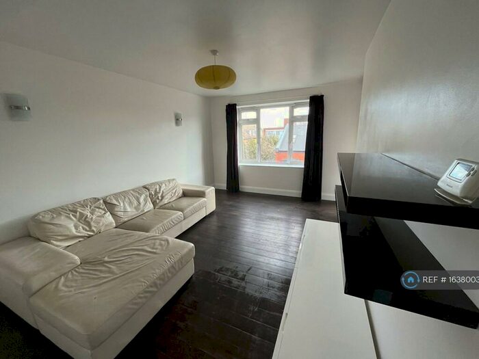 2 Bedroom Flat To Rent In Gatefield Court, London, SE15