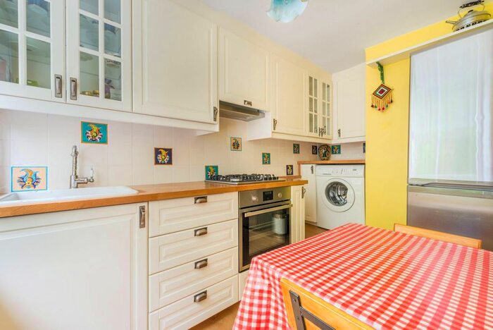 2 Bedroom Flat To Rent In Upper Addison Gardens, Holland Park, London, W14