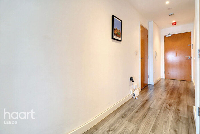 2 Bedroom Apartment For Sale In Cross Green Lane, Leeds, LS9