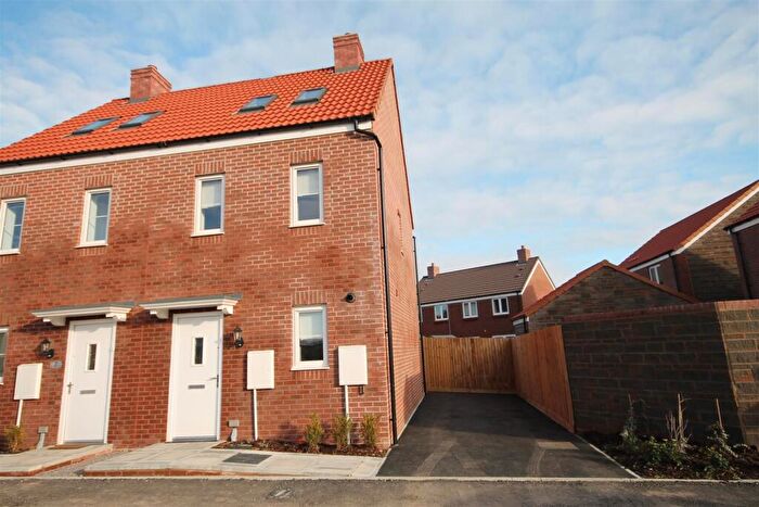 3 Bedroom Semi-Detached House To Rent In Fuchsia Road Lyde Green Bristol, BS16