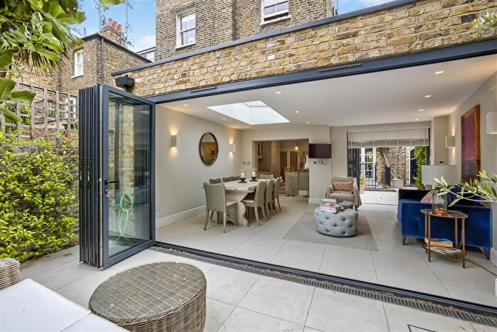 2 Bedroom Flat For Sale In Parkgate Road, SW11