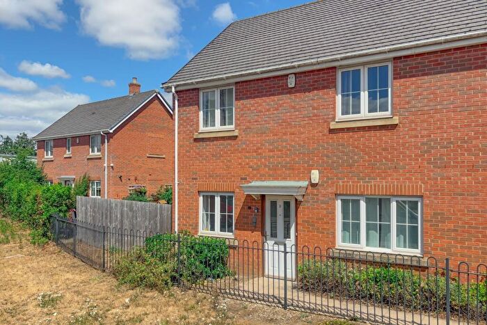 2 Bedroom Ground Maisonette For Sale In Gilpin Court, Hockliffe, LU7