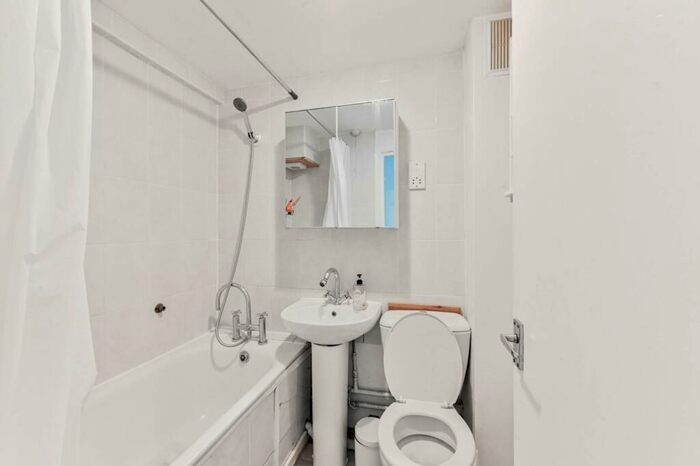 Studio To Rent In Newnham Mews, Wood Green, London, N22