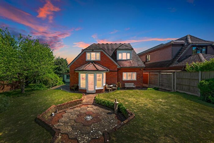 6 Bedroom Detached House For Sale In Century Road, Gillingham, ME8