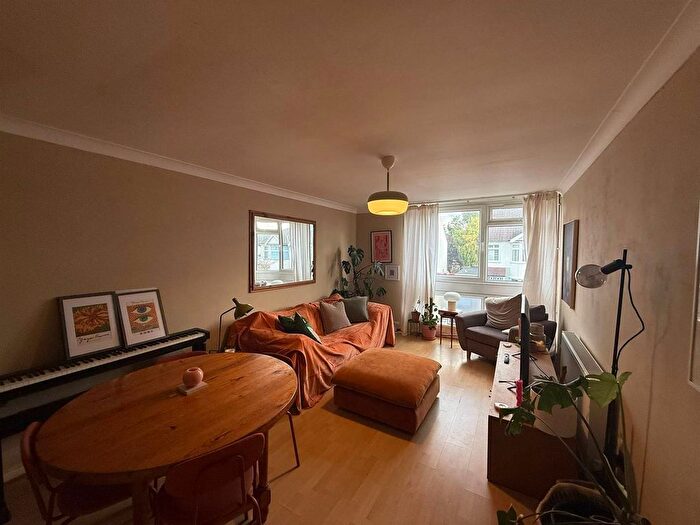 2 Bedroom Flat To Rent In Forest View Road, London, E17