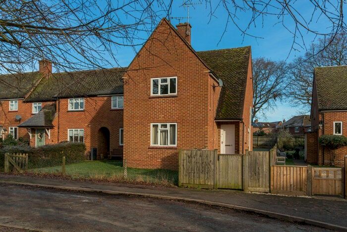 2 Bedroom Flat To Rent In Hearnes Meadow, Seer Green, Beaconsfield, Buckinghamshire, HP9