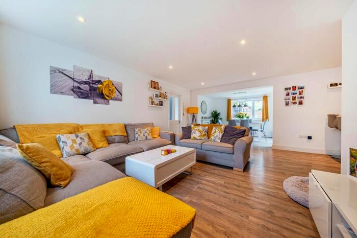 5 Bedroom Link Detached House To Rent In Carterton, Oxfordshire, OX18