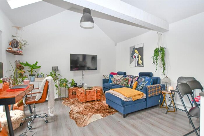 2 Bedroom Cottage To Rent In Bradden Lane, Gaddesden Row, HP2