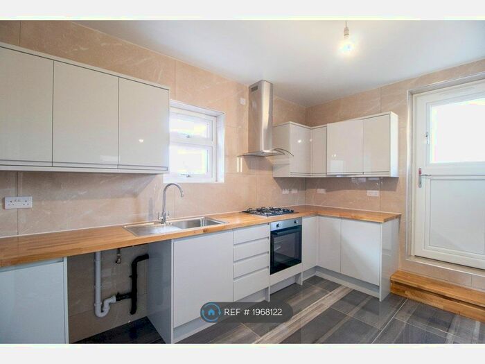 3 Bedroom Maisonette To Rent In Central Park Road, London, E6