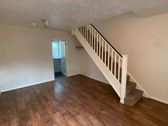 2 Bedroom Property To Rent In Siskin Close, Borehamwood, WD6