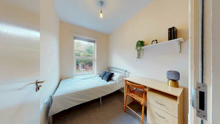 3 Bedroom House To Rent In The Globe, NE2