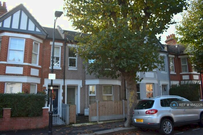 2 Bedroom Flat To Rent In St. Helens Road, Westcliff-On-Sea, SS0