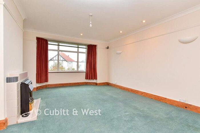 2 Bedroom Flat For Sale In Dover Road, Worthing, West Sussex, BN11