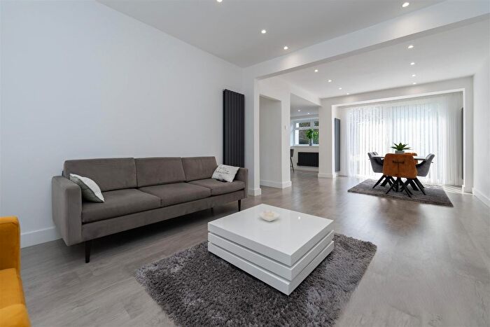 5 Bedroom End Of Terrace House To Rent In Coningsby Gardens, Chingford, London, E4